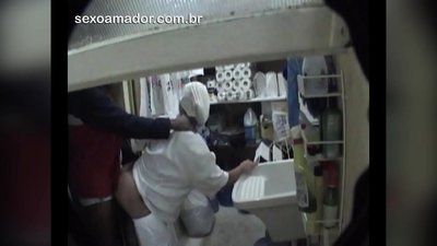 Motoboy faz sexo com senhora de limpeza em restaurante entre as entregas