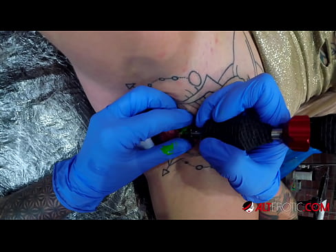 ❤️ Extremamente tatuada, a brasa Sully Savage fez uma tatuagem em seu clítoris ❤️ Porno em nós pt-br.sexera.ru ❌❤